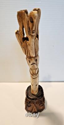 Figurine d'art populaire en os sculpté tribal vintage représentant des totems humains et animaux