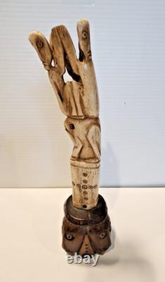Figurine d'art populaire en os sculpté tribal vintage représentant des totems humains et animaux