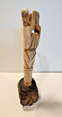 Figurine d'art populaire en os sculpté tribal vintage représentant des totems humains et animaux
