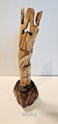 Figurine d'art populaire en os sculpté tribal vintage représentant des totems humains et animaux