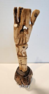 Figurine d'art populaire en os sculpté tribal vintage représentant des totems humains et animaux