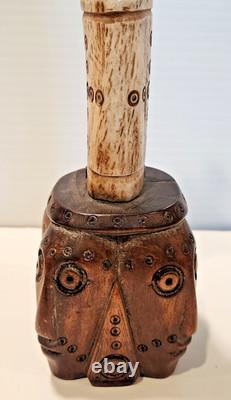 Figurine d'art populaire en os sculpté tribal vintage représentant des totems humains et animaux