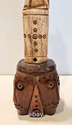 Figurine d'art populaire en os sculpté tribal vintage représentant des totems humains et animaux