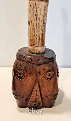 Figurine d'art populaire en os sculpté tribal vintage représentant des totems humains et animaux