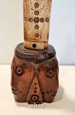 Figurine d'art populaire en os sculpté tribal vintage représentant des totems humains et animaux