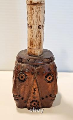Figurine d'art populaire en os sculpté tribal vintage représentant des totems humains et animaux