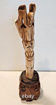 Figurine d'art populaire en os sculpté tribal vintage représentant des totems humains et animaux