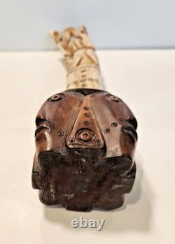Figurine d'art populaire en os sculpté tribal vintage représentant des totems humains et animaux