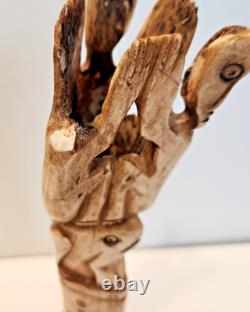 Figurine d'art populaire en os sculpté tribal vintage représentant des totems humains et animaux