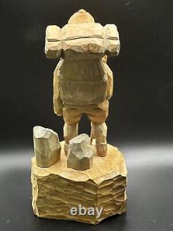 Figurine de bûcheron / randonneur en bois sculpté à la main de 1991 Art populaire signé par l'artiste 9.5 T