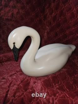 Figurine de cygne en bois massif d'art populaire vintage, sculptée à la main avec des yeux en verre et numérotée