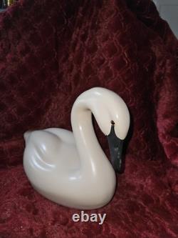 Figurine de cygne en bois massif d'art populaire vintage, sculptée à la main avec des yeux en verre et numérotée