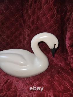 Figurine de cygne en bois massif d'art populaire vintage, sculptée à la main avec des yeux en verre et numérotée