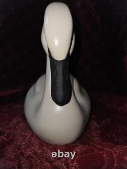 Figurine de cygne en bois massif d'art populaire vintage, sculptée à la main avec des yeux en verre et numérotée
