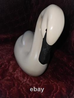 Figurine de cygne en bois massif d'art populaire vintage, sculptée à la main avec des yeux en verre et numérotée
