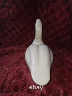 Figurine de cygne en bois massif d'art populaire vintage, sculptée à la main avec des yeux en verre et numérotée