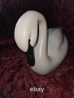 Figurine de cygne en bois massif d'art populaire vintage, sculptée à la main avec des yeux en verre et numérotée