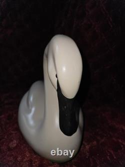 Figurine de cygne en bois massif d'art populaire vintage, sculptée à la main avec des yeux en verre et numérotée