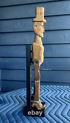 Figurine de danse antique en bois sculpture d'art populaire vers 1930 haute avec support