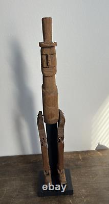 Figurine de danse antique en bois sculpture d'art populaire vers 1930 haute avec support