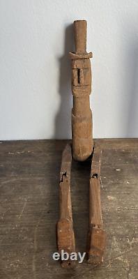 Figurine de danse antique en bois sculpture d'art populaire vers 1930 haute avec support