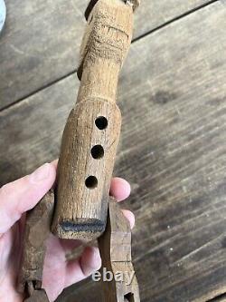 Figurine de danse antique en bois sculpture d'art populaire vers 1930 haute avec support