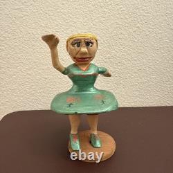 Figurine de femme en bois peint sculptée à la main vintage, poupée d’art populaire, figurine primitive