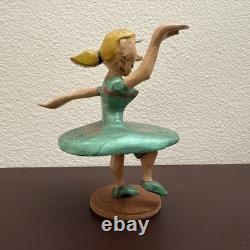 Figurine de femme en bois peint sculptée à la main vintage, poupée d’art populaire, figurine primitive