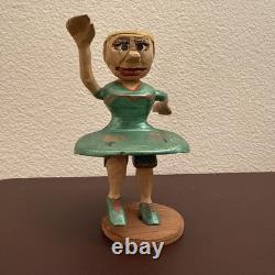 Figurine de femme en bois peint sculptée à la main vintage, poupée d’art populaire, figurine primitive