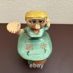 Figurine de femme en bois peint sculptée à la main vintage, poupée d’art populaire, figurine primitive