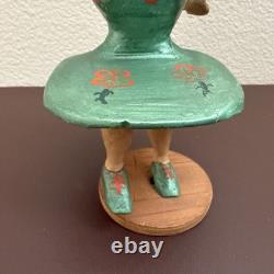 Figurine de femme en bois peint sculptée à la main vintage, poupée d’art populaire, figurine primitive