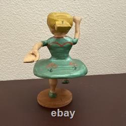 Figurine de femme en bois peint sculptée à la main vintage, poupée d’art populaire, figurine primitive