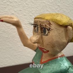 Figurine de femme en bois peint sculptée à la main vintage, poupée d’art populaire, figurine primitive