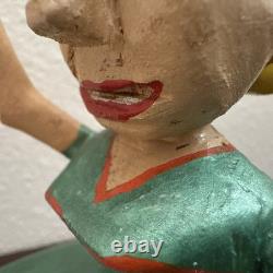 Figurine de femme en bois peint sculptée à la main vintage, poupée d’art populaire, figurine primitive