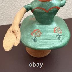 Figurine de femme en bois peint sculptée à la main vintage, poupée d’art populaire, figurine primitive