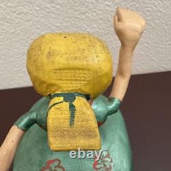 Figurine de femme en bois peint sculptée à la main vintage, poupée d’art populaire, figurine primitive