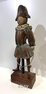 Figurine en bois sculpté de bouffon de cour d’art populaire italien vintage Sarreid Ltd.