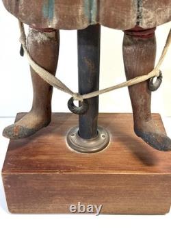 Figurine en bois sculpté de bouffon de cour d’art populaire italien vintage Sarreid Ltd.