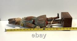 Figurine en bois sculpté de bouffon de cour d’art populaire italien vintage Sarreid Ltd.