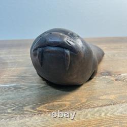 Figurine en bois sculptée à la main en tagua, art populaire vintage, en forme de scellé.