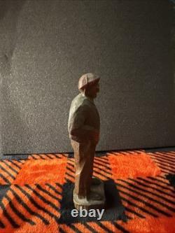 Figurine en bois sculptée d'art populaire