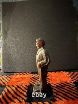 Figurine en bois sculptée d'art populaire