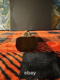 Figurine en bois sculptée d'art populaire