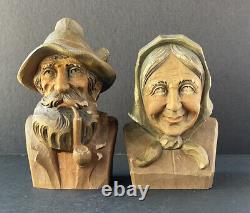Figurines d'art populaire en bois sculpté à la main de style vintage d'Oberammergau estampillées, représentant un homme et une femme.