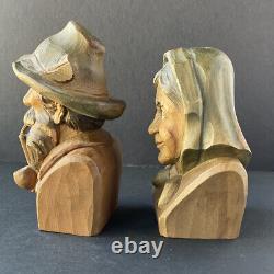 Figurines d'art populaire en bois sculpté à la main de style vintage d'Oberammergau estampillées, représentant un homme et une femme.