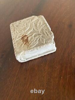 Fine Miniature American Folk Art Carvé Stone Livre Pays Primitif