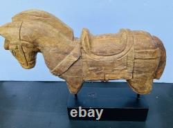 Fragment architectural en bois sculpté à la main représentant un cheval d’art populaire indien vintage sur support