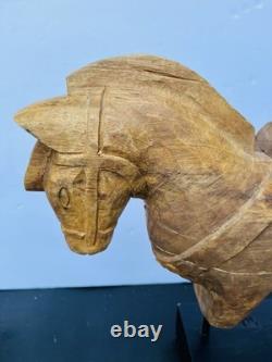Fragment architectural en bois sculpté à la main représentant un cheval d’art populaire indien vintage sur support