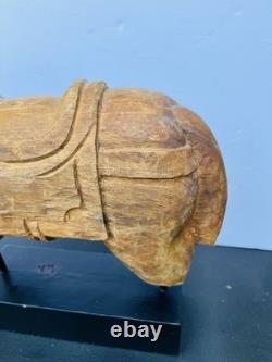 Fragment architectural en bois sculpté à la main représentant un cheval d’art populaire indien vintage sur support Fragment architectural en bois sculpté à la main représentant un cheval d’art populaire indien vintage sur support