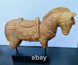 Fragment architectural en bois sculpté à la main représentant un cheval d’art populaire indien vintage sur support